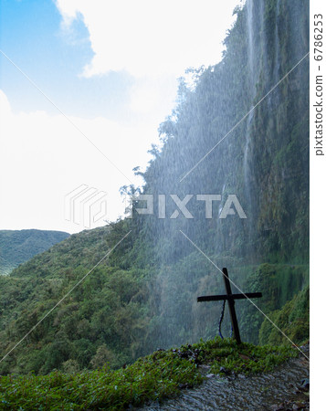 瀑布和沙漠路的十字架 6786253