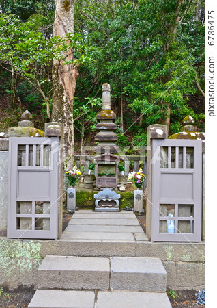Tomb of Yoritomo (White flag shrine / Kanagawa prefecture Kamakura City Seishiemon) 6786475