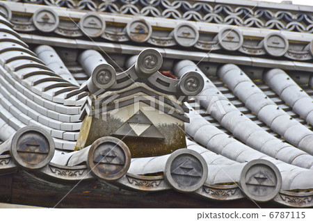 Triangular roof tiles of three-clustered patterns (Kenchoji / Kamakura-shi Yamanouchi, Kanagawa ken) 6787115