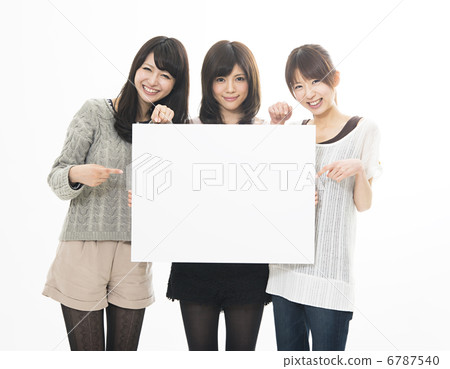 Message board and young women (3 people) 6787540