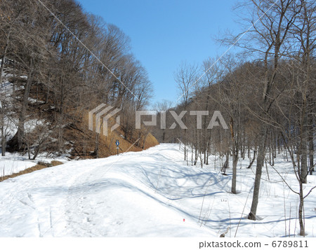Snow-covered road  6789811