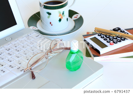 Personal computer, eye drops, tired eye image Personal computer, eye drops, tired eye image 6791437