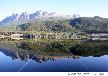 班夫附近的加拿大湖清晨的風景（2） 6791689
