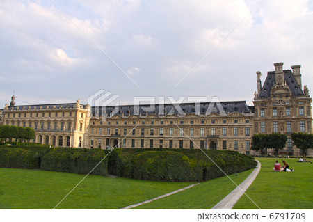 Tuileries Gardens and the Mode and Textile Museum 6791709