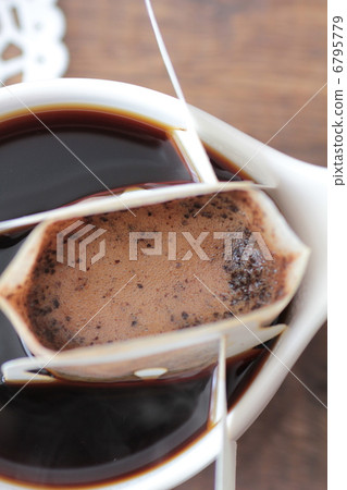 將熱水倒入咖啡中製成的單杯滴濾咖啡 6795779