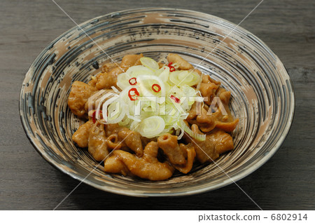 Stir-fried with delicious pig 6802914