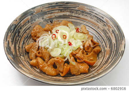 Stir-fried with delicious pig 6802916