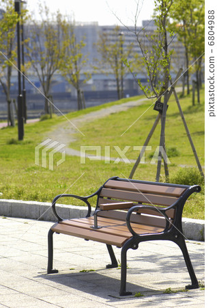 公園的長椅上 公園的長椅上 6804988