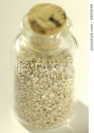 沙子在進入瓶子的星星中 6805649