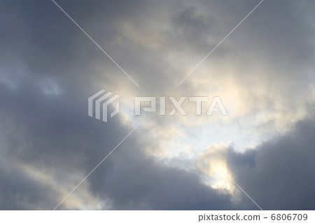 之間的雲 6806709