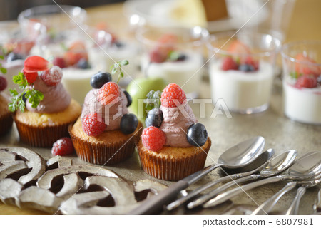 Cupcakes and milk puddings Cupcakes and milk puddings 6807981