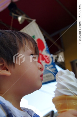 Soft cream and children Soft cream and children 6809360