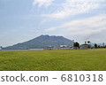華麗的櫻島和綠色地毯在你面前蔓延 6810318