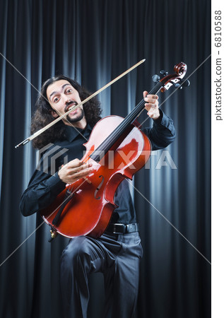 Man playing the cello 6810588
