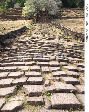 世界遺產老撾Wat Phu廢墟接近道路的石步 世界遺產老撾Wat Phu廢墟接近道路的石步 6812847
