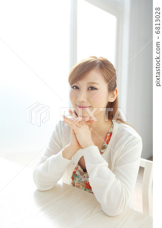 一個女人坐在窗邊 一個女人坐在窗邊 6813028