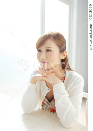 一個女人坐在窗邊 一個女人坐在窗邊 6813029