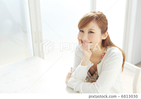 一個女人坐在窗邊 一個女人坐在窗邊 6813030