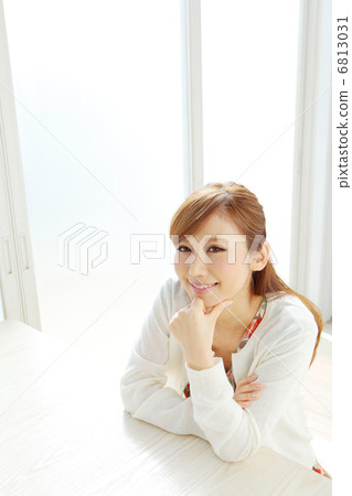 一個女人坐在窗邊 6813031