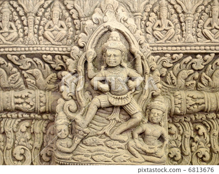 挖掘泰國Muangkeke廢墟Vishnu化身神Verman的門楣石頭 挖掘泰國Muangkeke廢墟Vishnu化身神Verman的門楣石頭 6813676