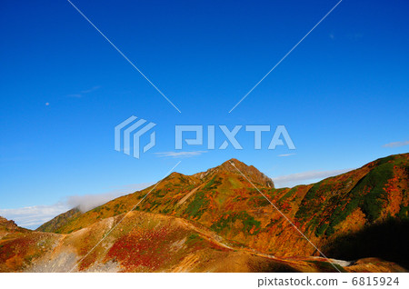 Tateyama Mori-dake taken in the early morning of autumn and the azure sky 6815924