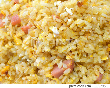 Male cooking Fried rice made from the rest of the refrigerator 6817980