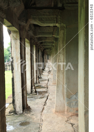 The corridor of Angkor Wat 6818348