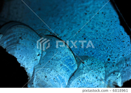 A mysterious glass mass 6818961