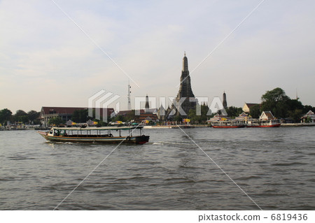 The Chao Phraya River and the Akatsuki Temple 6819436