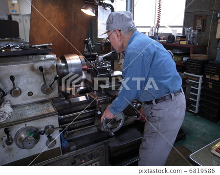 工人勞動鎮工廠金屬加工機械加工 工人勞動鎮工廠金屬加工機械加工 6819586