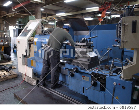 工人勞動鎮工廠金屬加工機械加工 工人勞動鎮工廠金屬加工機械加工 6819587