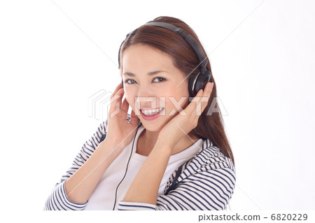 Listen to music on a smartphone 6820229