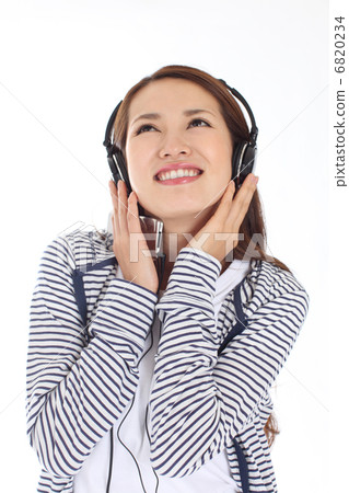 在智能手機上聽音樂 在智能手機上聽音樂 6820234