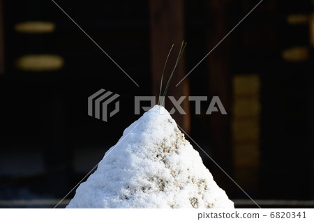 Sand and pine needles at Kamigamo Shrine Sand and pine needles at Kamigamo Shrine 6820341