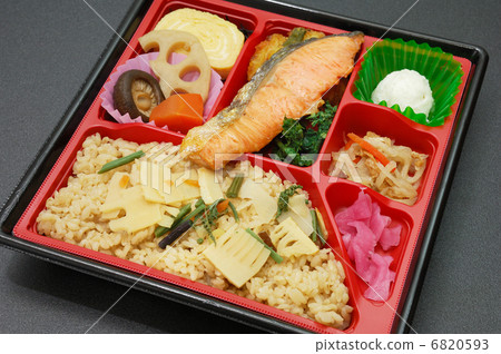Delicious Spring Vegetables and Salmon Salt Grilled Bento 6820593