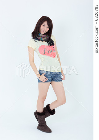 年輕的女士時尚 6820785