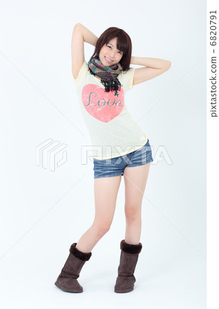 年輕的女士時尚 6820791