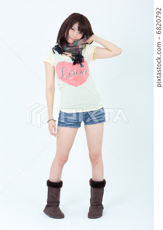 年輕的女士時尚 6820792