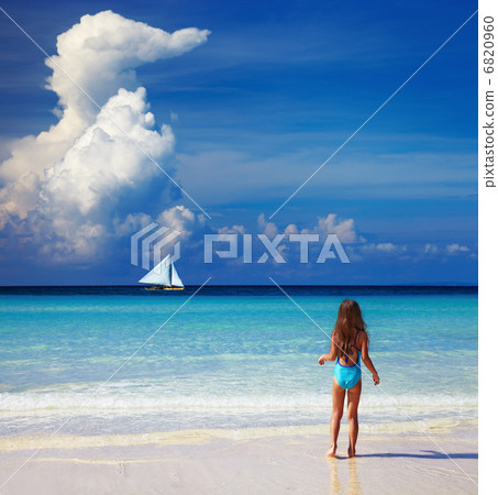 Tropical beach Tropical beach 6820960