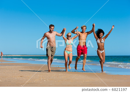 Friends in vacation at the beach 6821197