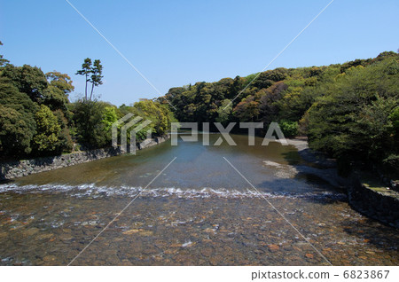 從伊勢神宮的Ujibashi看到的鈴鹿河 從伊勢神宮的Ujibashi看到的鈴鹿河 6823867