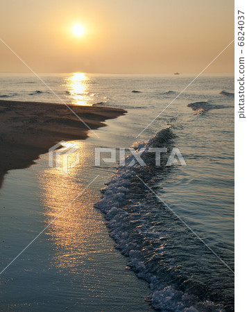 Daybreak sea and sunlight path Daybreak sea and sunlight path 6824037