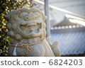A stone statue of a lion 6824203