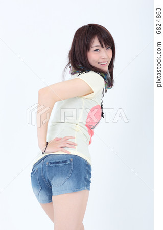 年輕的女士時尚 6824863