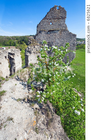 Ancient fortress ruins Ancient fortress ruins 6825621