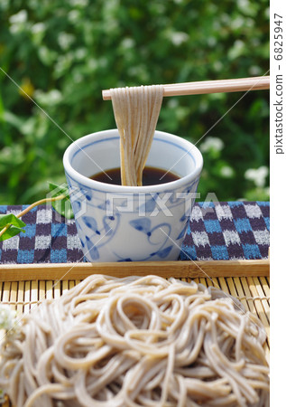Zarusoba to eat in buckwheat field 6825947