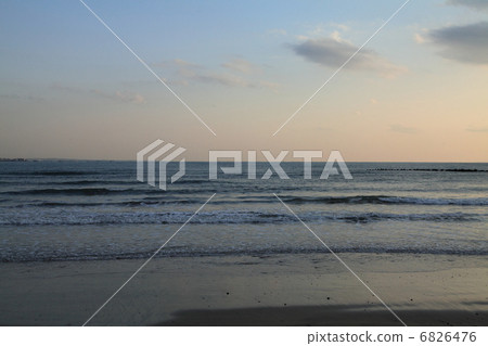 Evening scenery of Yuigahigahama 6826476
