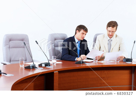 Two businessmen at meeting 6830327