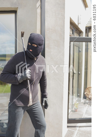 Burglar hiding behind wall Burglar hiding behind wall 6831195