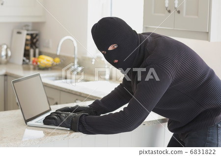 Robber at laptop 6831822